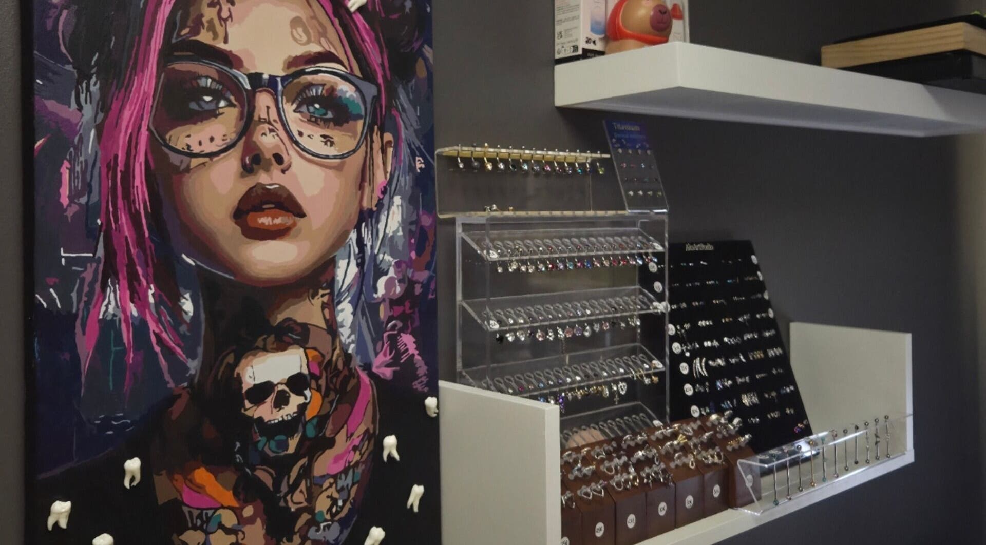 Яркая картина и коллекция украшений в Aks Art Studio, Таллин, Харьюмаа, EE.