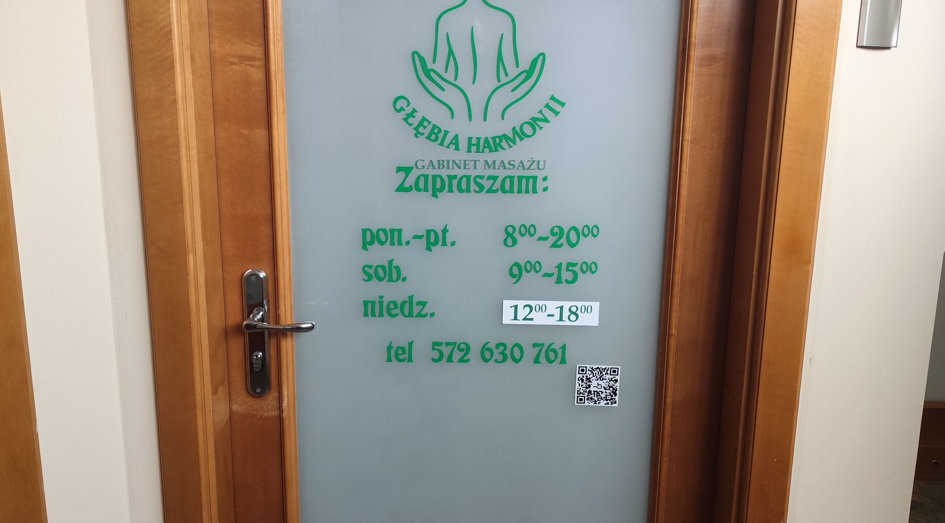Drzwi z logo Głębia Harmonii oraz godzinami otwarcia, Лешно, Великопольское Воеводство, PL.