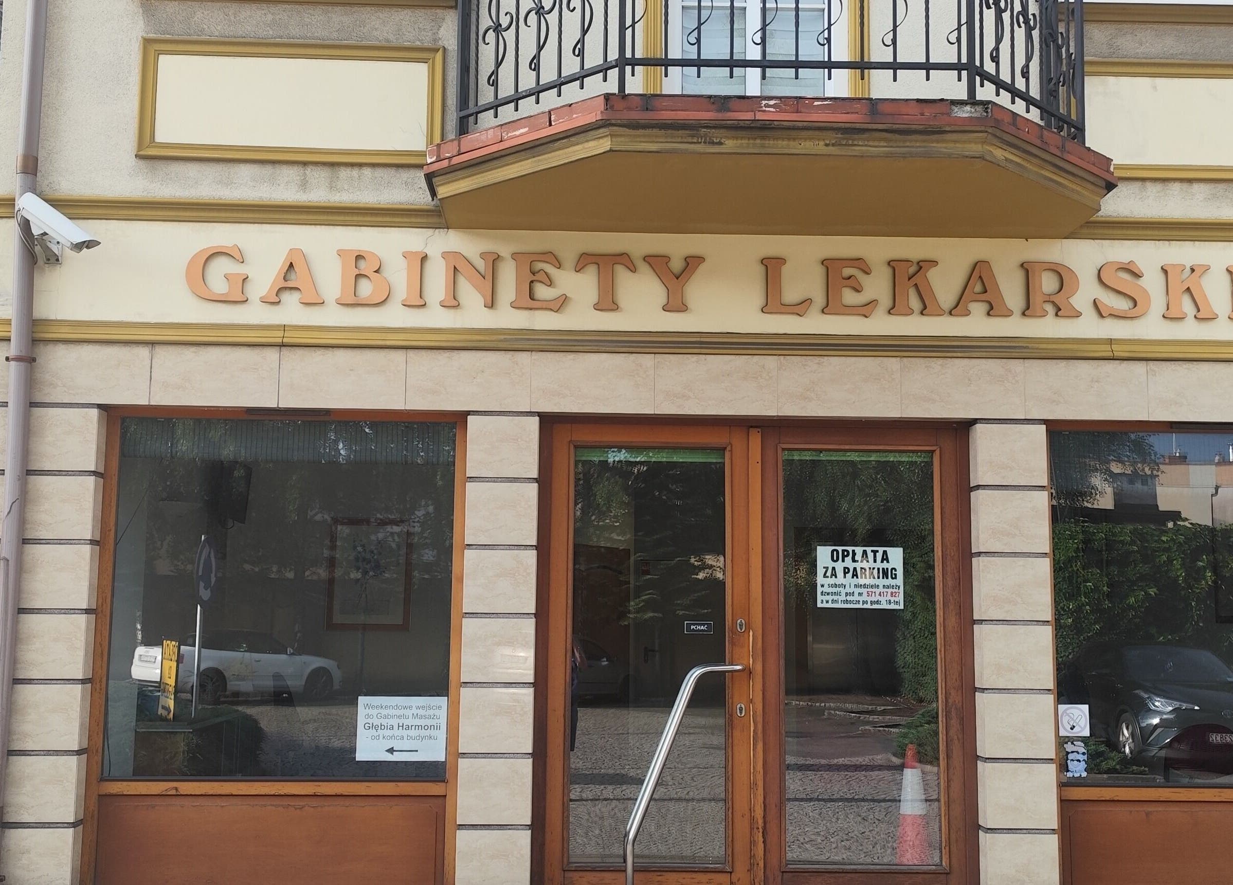 Wejście do Głębia Harmonii w Лешно, Wielkopolskie z widocznym szyldem Gabinety Lekarskie.