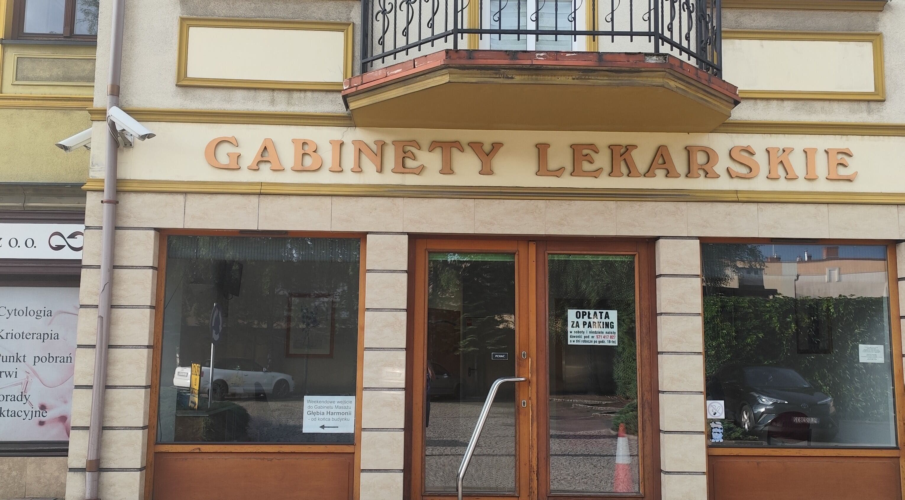 Wejście do Głębia Harmonii w Лешно, Wielkopolskie z widocznym szyldem Gabinety Lekarskie.