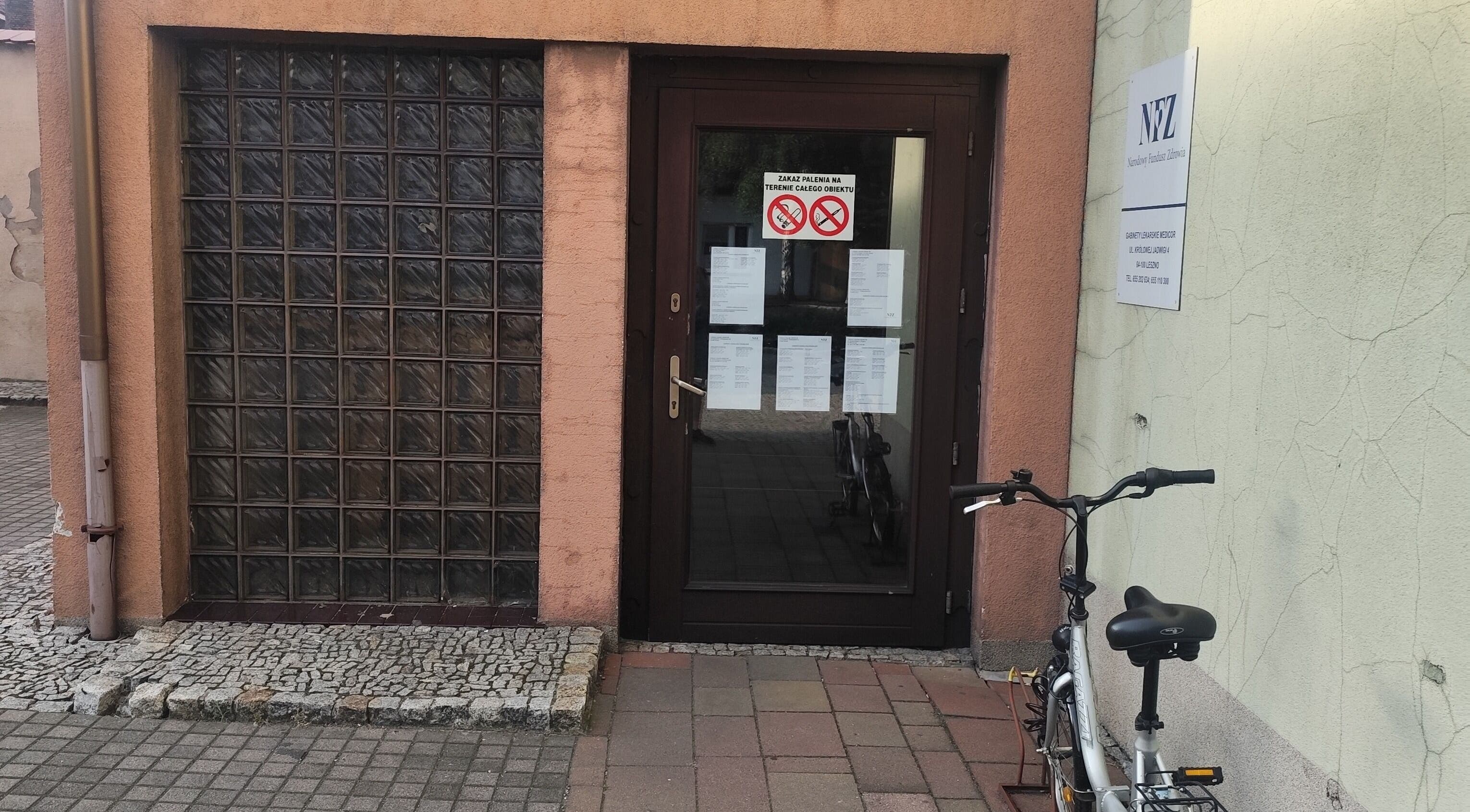 Wejście do Głębia Harmonii w Лешно, Великопольское Воеводство, PL z rowerem na tle.