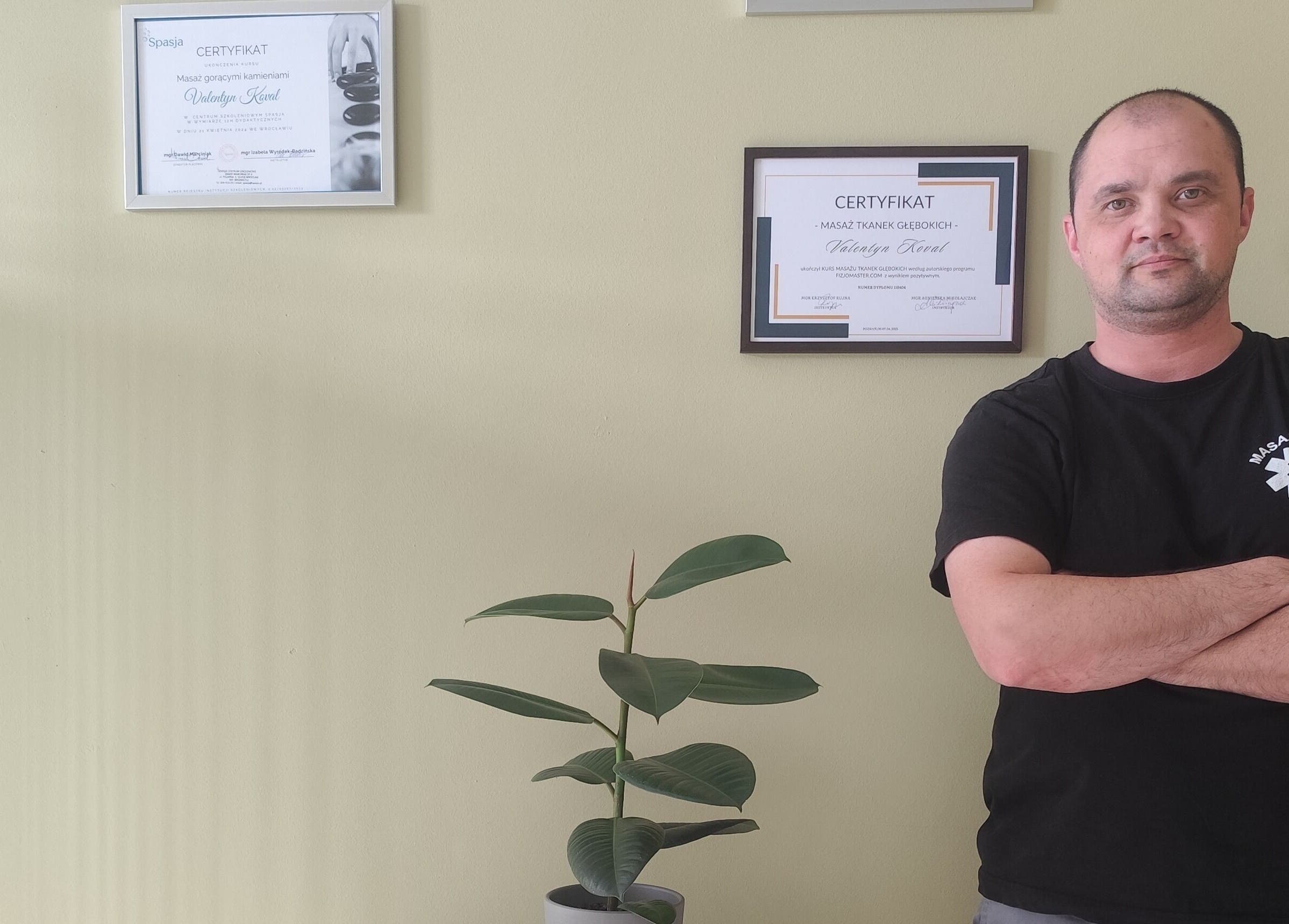 Masażysta przy certyfikatach, Głębia Harmonii, Лешно, Великопольское Воеводство, PL.