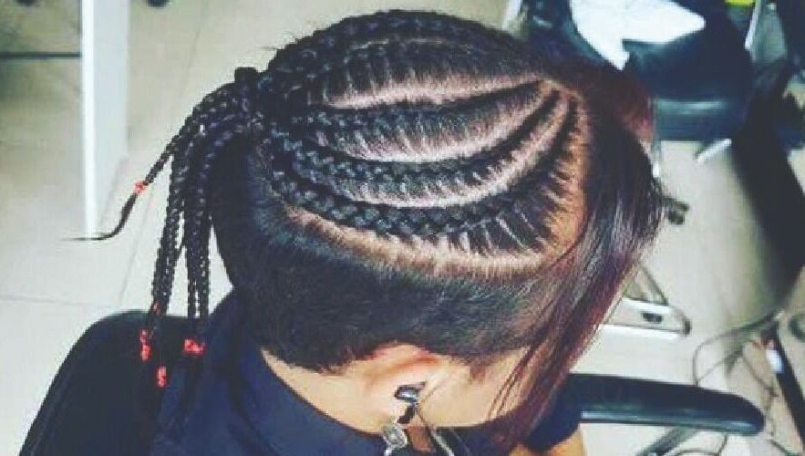 Peinado de trenzas sofisticadas en Armonia y Belleza, CO para un estilo único.
