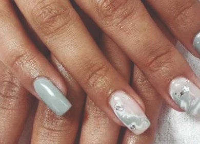 Hermosa manicura gris en armonía y belleza, CO.