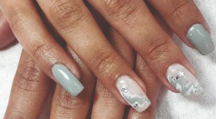 Hermosa manicura gris en armonía y belleza, CO.
