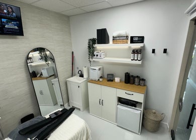 Elegant treatment room at Saona Beauty Clinic, Pembroke Pines, Florida, US featuring modern facilities.