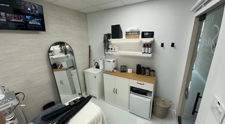 Elegant treatment room at Saona Beauty Clinic, Pembroke Pines, Florida, US featuring modern facilities.