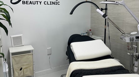 Saona Beauty Clinic's treatment room in Pembroke Pines, Florida, US, featuring a modern aesthetic setup.