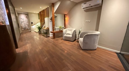 ردهة مريحة في Relax Care - Al Khobar، الخبر، المنطقة الشرقية، SA تزدان بالخشب الفاخر والمقاعد الفخمة.