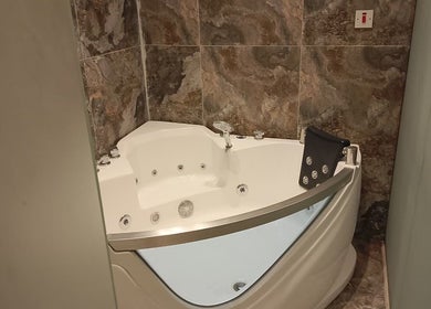 جاكوزي فاخر في Relax Care العناية بالراحة 1، الدمام, المنطقة الشرقية, SA يعزز الجو الفاخر للاسترخاء.