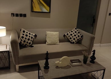 جلسة مريحة في Relax Care العناية بالراحة 1, الدمام, المنطقة الشرقية, SA مع أريكة عصرية وطاولة.