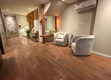مدخل هادئ في Relax Care العناية بالراحة الخبر يبرز الكراسي المريحة والخشب في الخبر, المنطقة الشرقية, SA.