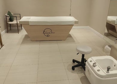 غرفة علاج مريحة في Relax Care العناية بالراحة الدمام, المكان يعكس الأناقة والهدوء في الدمام, المنطقة الشرقية, SA.