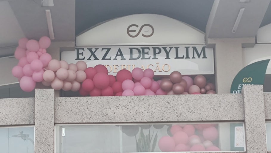 Fachada do Exza Depylim Se com balões rosa em Minas Gerais, BR.