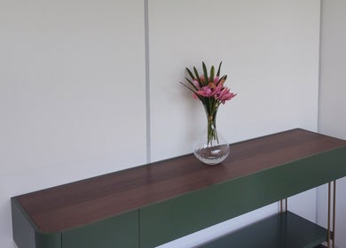 Vaso de flores rosa no Exza Depylim Se, Minas Gerais, Minas Gerais, BR. Estilo moderno e sofisticação.