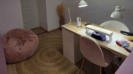 Espace manucure chaleureux chez Happy Nails à Saintines, Hauts-de-France, FR, avec fauteuil et déco apaisants.