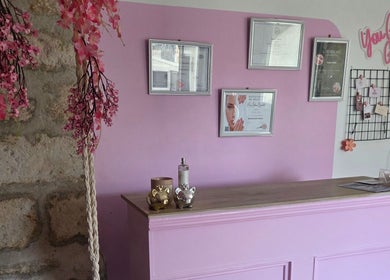Réception élégante de Happy Nails à Saintines, Hauts-de-France, FR avec décor rose et certificats accrochés.