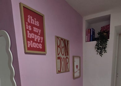 Affiches inspirantes sur mur rose à Happy Nails, Saintines, Hauts-de-France, FR.