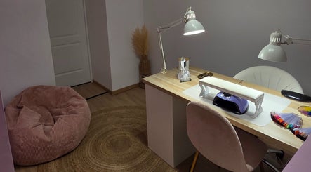 Table de manucure élégante chez Happy Nails, Saintines, Hauts-de-France, FR.