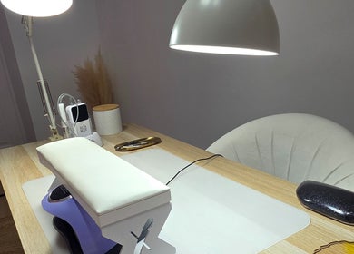 Station de manucure à Happy Nails, Saintines, Hauts-de-France, FR, mise en valeur par une lumière douce.