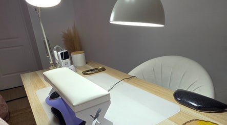 Station de manucure à Happy Nails, Saintines, Hauts-de-France, FR, mise en valeur par une lumière douce.