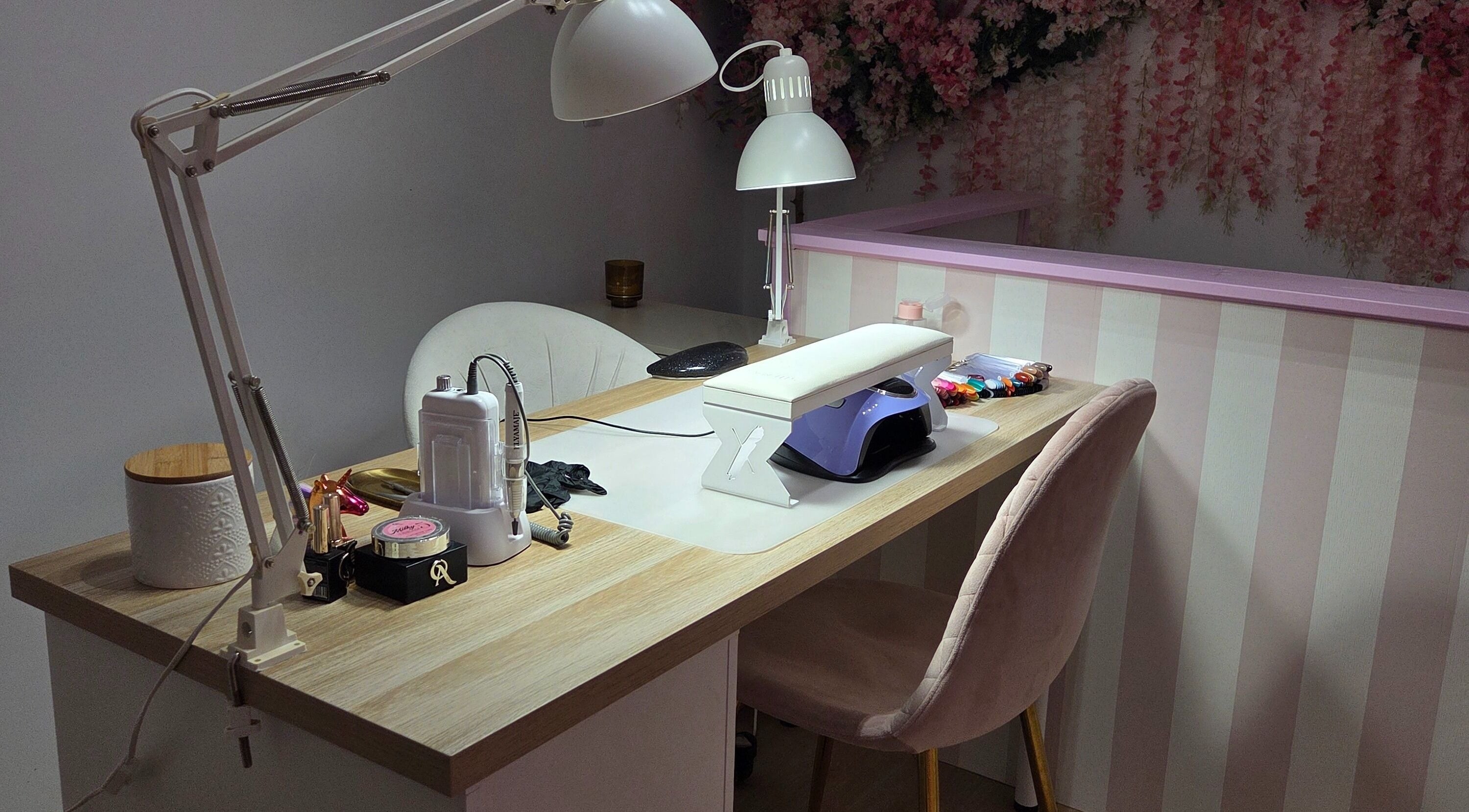 Station de manucure élégante chez Happy Nails, Saintines, Hauts-de-France, FR.