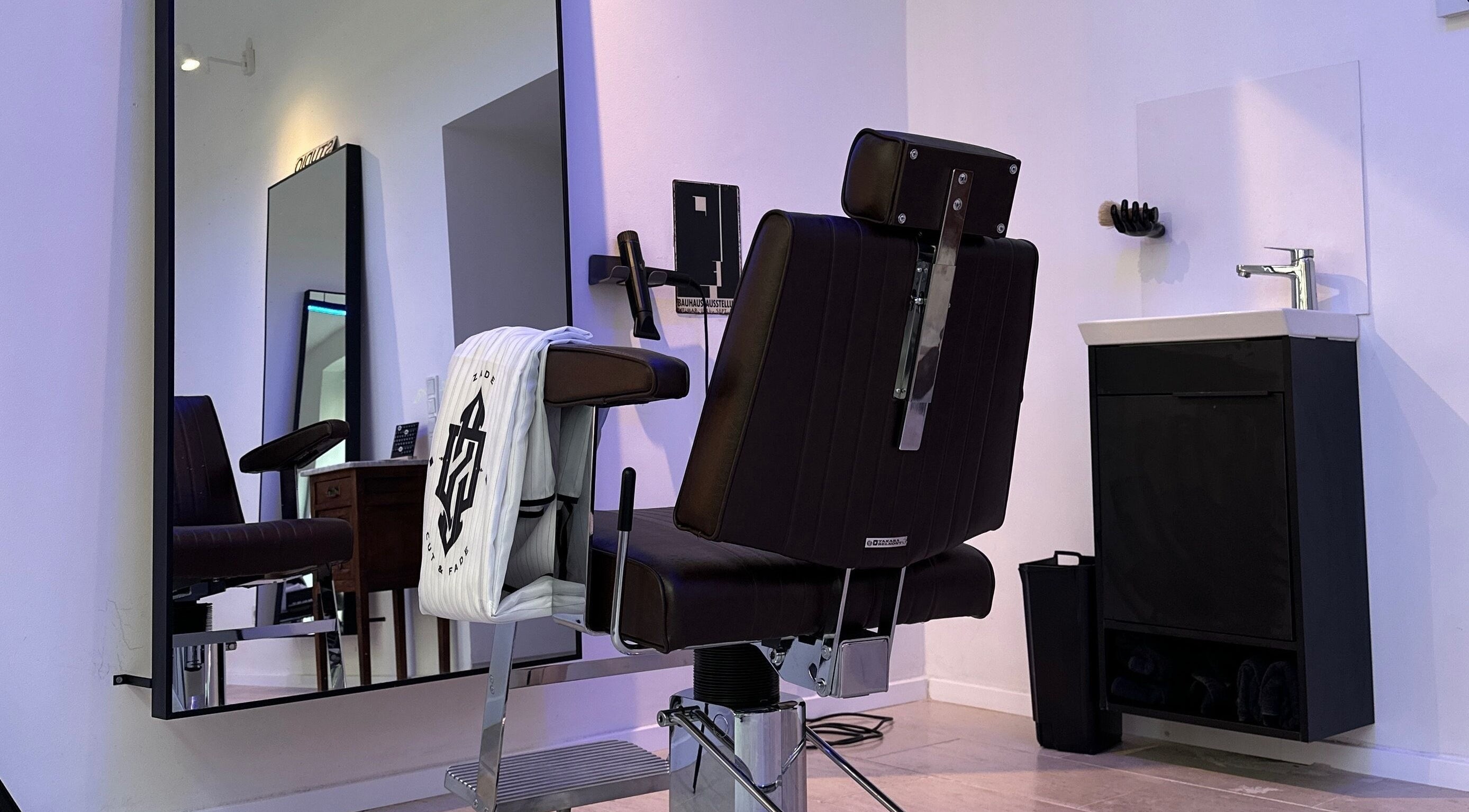 Moderner Barbersitz bei Zade Cut&Fade in Köln, Nordrhein-Westfalen, DE mit stilvollem Design.