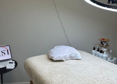 Serene wellness room at MSKN, Manchester, England, GB, with treatment bed and ambient lighting.
