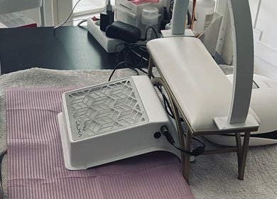 Table de manucure moderne chez Eelnailss, Boussois, Hauts-de-France, FR, avec équipements de beauté.