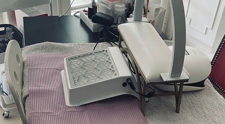 Table de manucure moderne chez Eelnailss, Boussois, Hauts-de-France, FR, avec équipements de beauté.