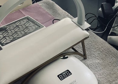 Équipement de manucure à Eelnailss, Boussois, Hauts-de-France, FR, prêt pour des soins des ongles.