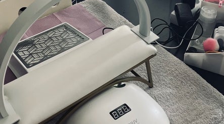 Équipement de manucure à Eelnailss, Boussois, Hauts-de-France, FR, prêt pour des soins des ongles.