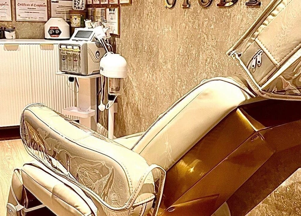 Luxurious treatment room with state-of-the-art equipment at Skinthetics Studio, Droitwich Spa, England, GB.