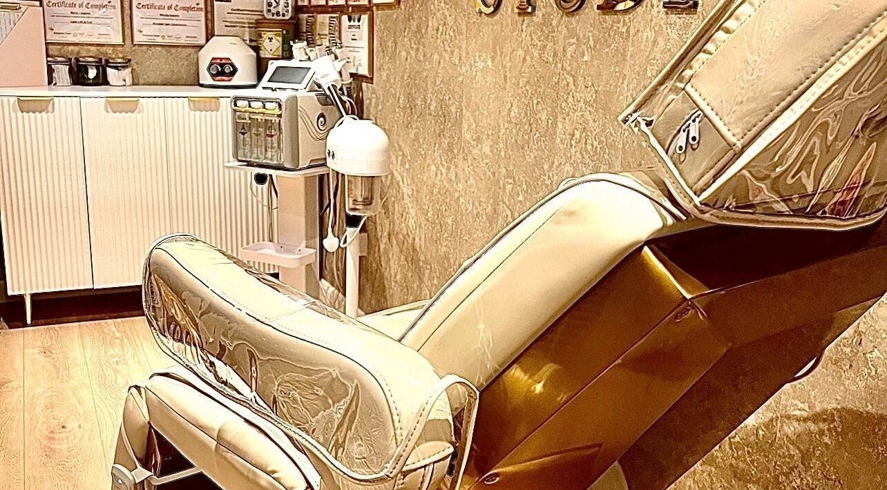 Luxurious treatment room with state-of-the-art equipment at Skinthetics Studio, Droitwich Spa, England, GB.