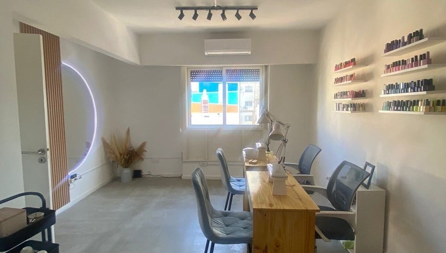 Interior minimalista de estilob.estudio en Buenos Aires, Ciudad Autónoma De Buenos Aires, AR con sillas acogedoras.