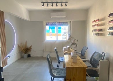 Interior minimalista de estilob.estudio en Buenos Aires, Ciudad Autónoma De Buenos Aires, AR con sillas acogedoras.