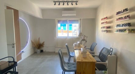 Interior minimalista de estilob.estudio en Buenos Aires, Ciudad Autónoma De Buenos Aires, AR con sillas acogedoras.