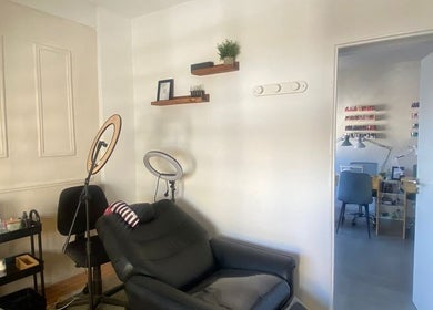 Sala de belleza en estilob.estudio, Buenos Aires, Ciudad Autónoma De Buenos Aires, AR con sillas y luces.