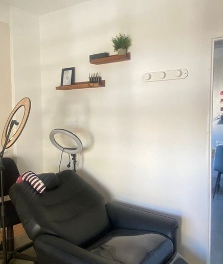 Sala de belleza en estilob.estudio, Buenos Aires, Ciudad Autónoma De Buenos Aires, AR con sillas y luces.