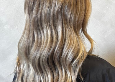 Elegant blonde waves styled at Bianna Stylez in Draper, Utah, US, showcasing luxurious hair texture.