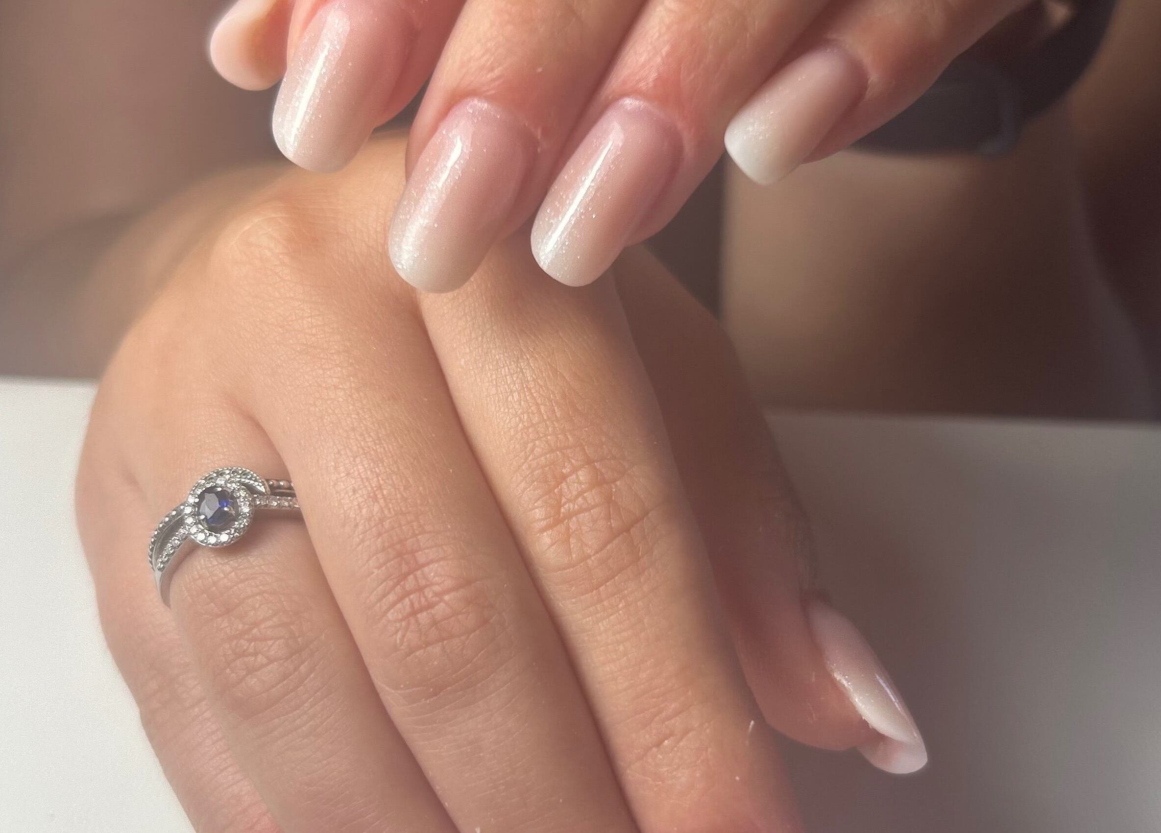 Manicure elegante a Nails by Juls, Lido Di Ostia, Lazio, IT, su mani con anello elegante.