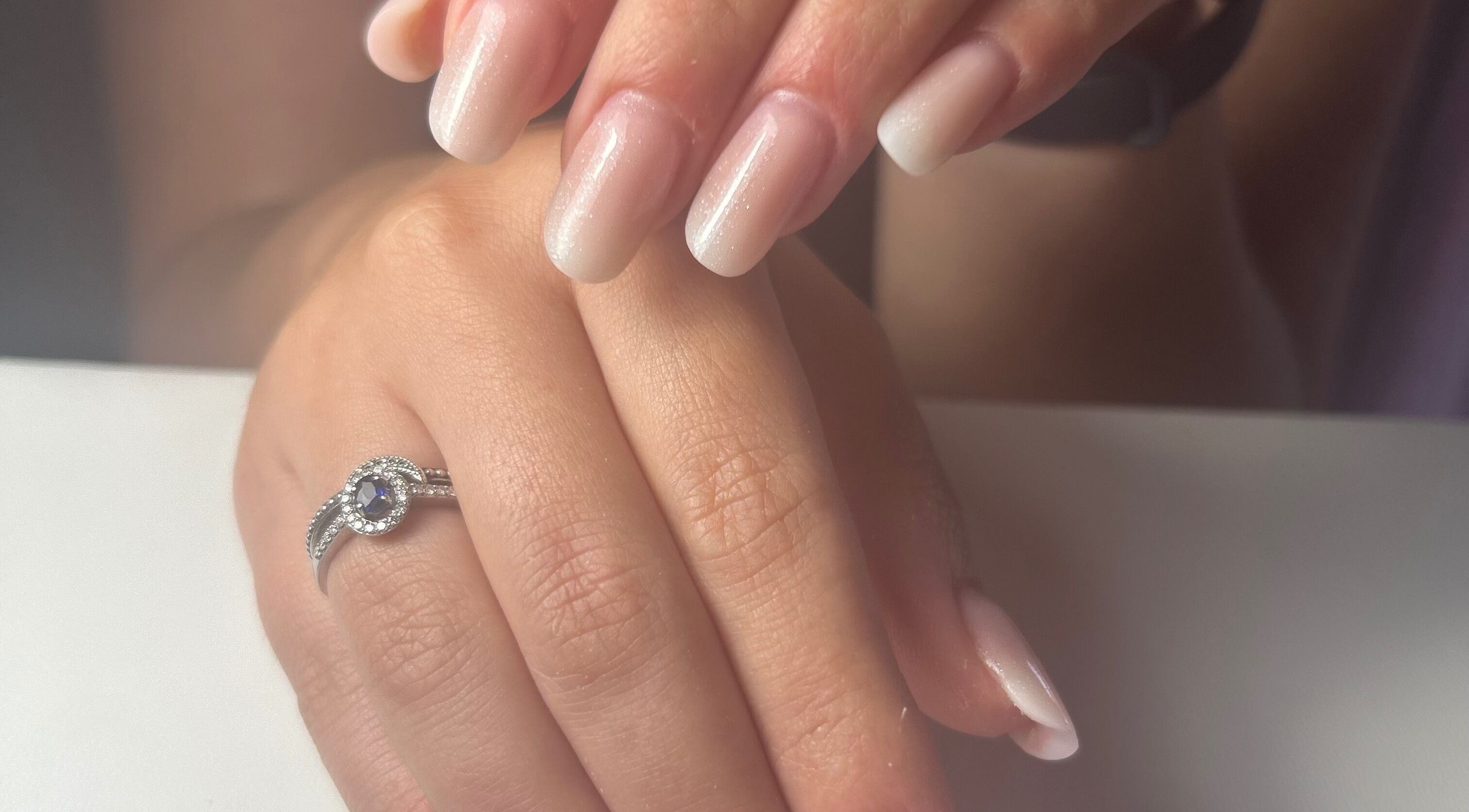 Manicure elegante a Nails by Juls, Lido Di Ostia, Lazio, IT, su mani con anello elegante.