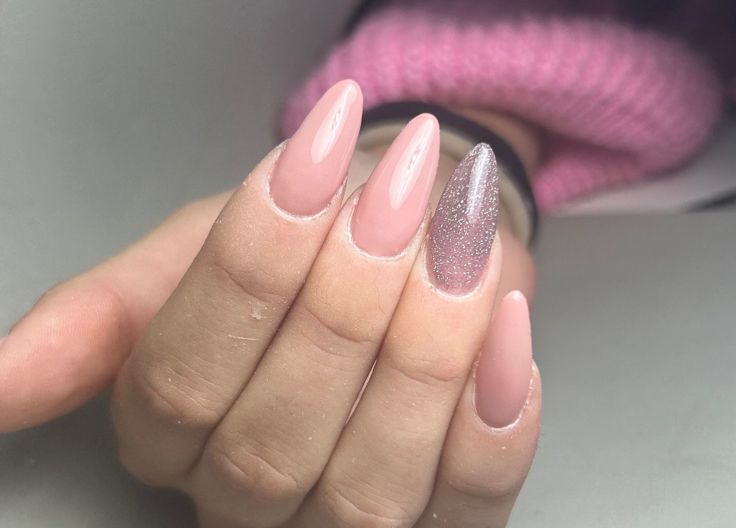 Unghie rosa e argento brillanti da Nails by Juls, Lido Di Ostia, Lazio, IT.