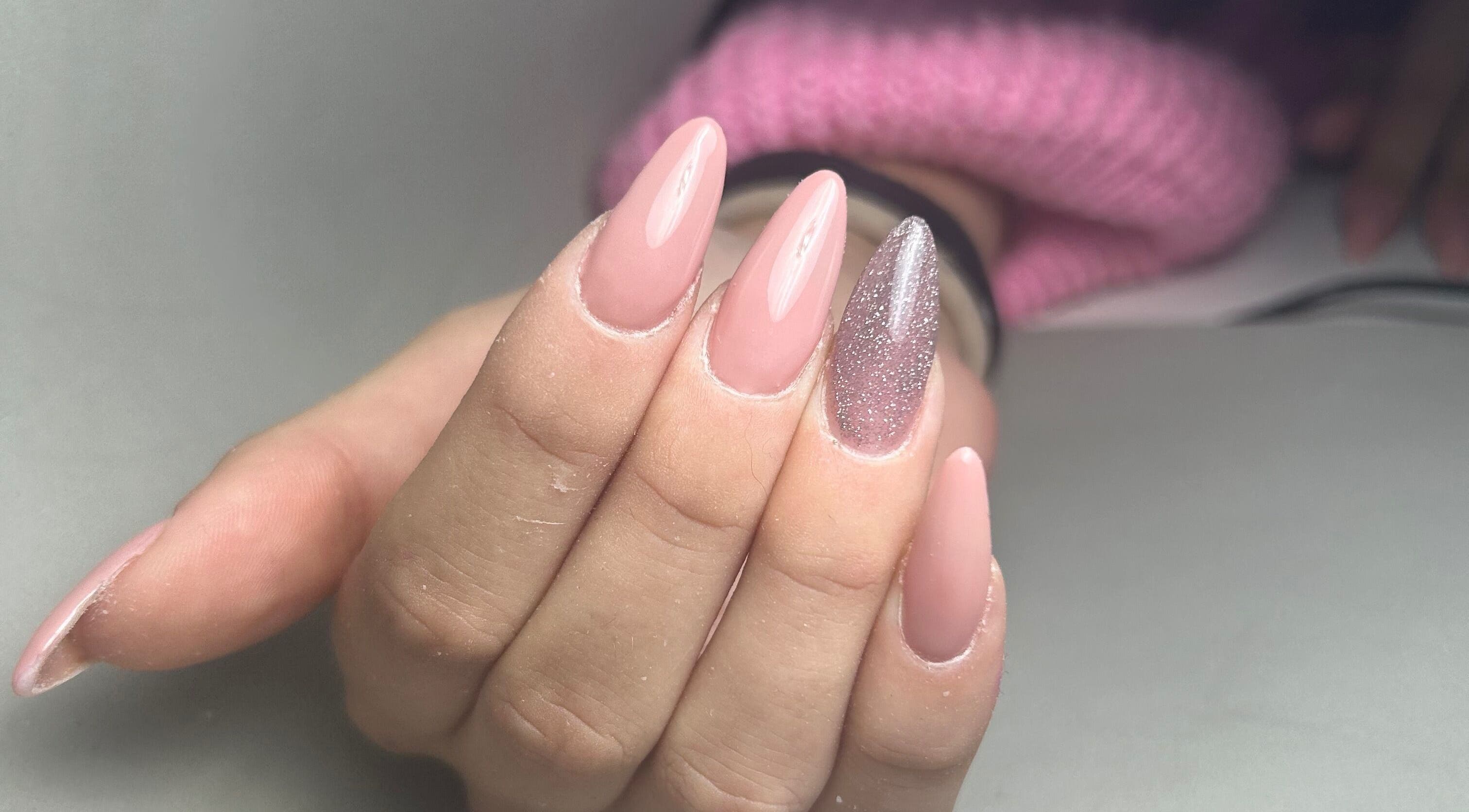 Unghie rosa e argento brillanti da Nails by Juls, Lido Di Ostia, Lazio, IT.