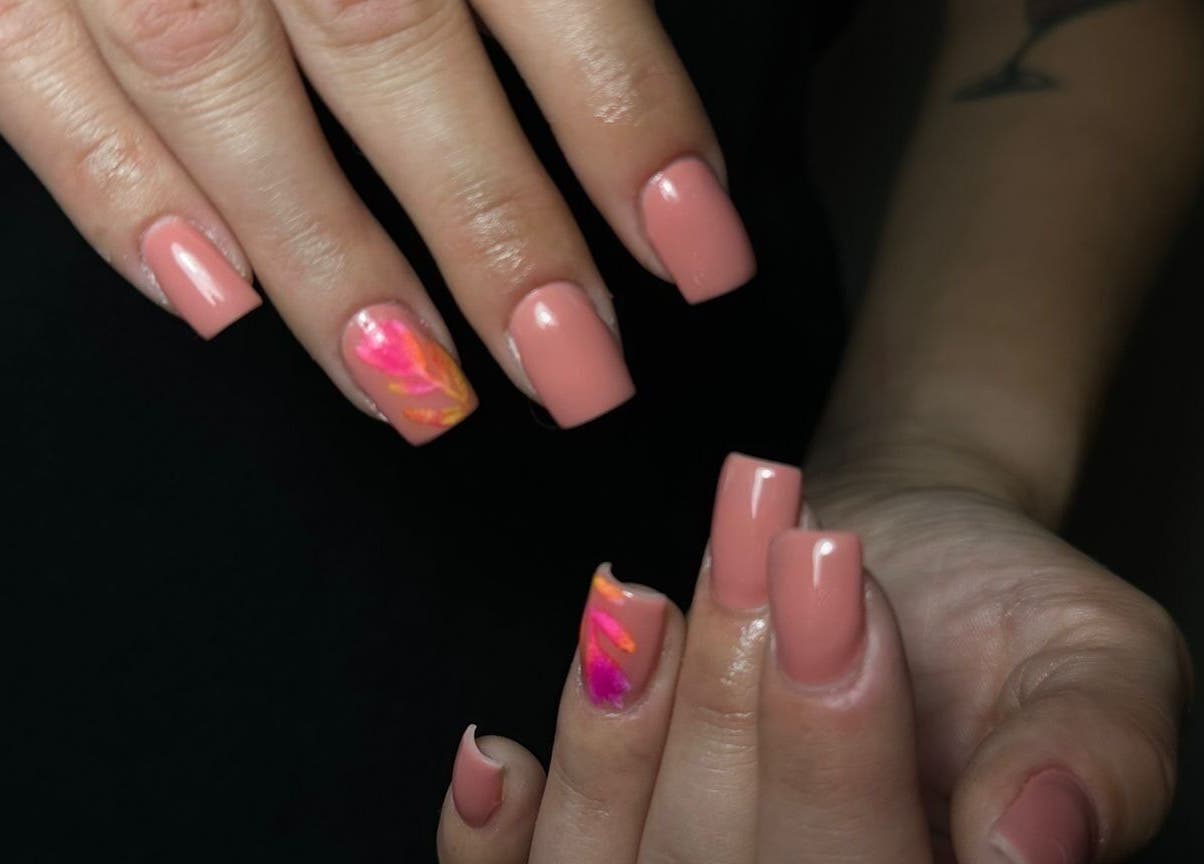 Nail art colorate presso Nails by Juls, Lido Di Ostia, Lazio, IT. Manicure moderna e raffinata.