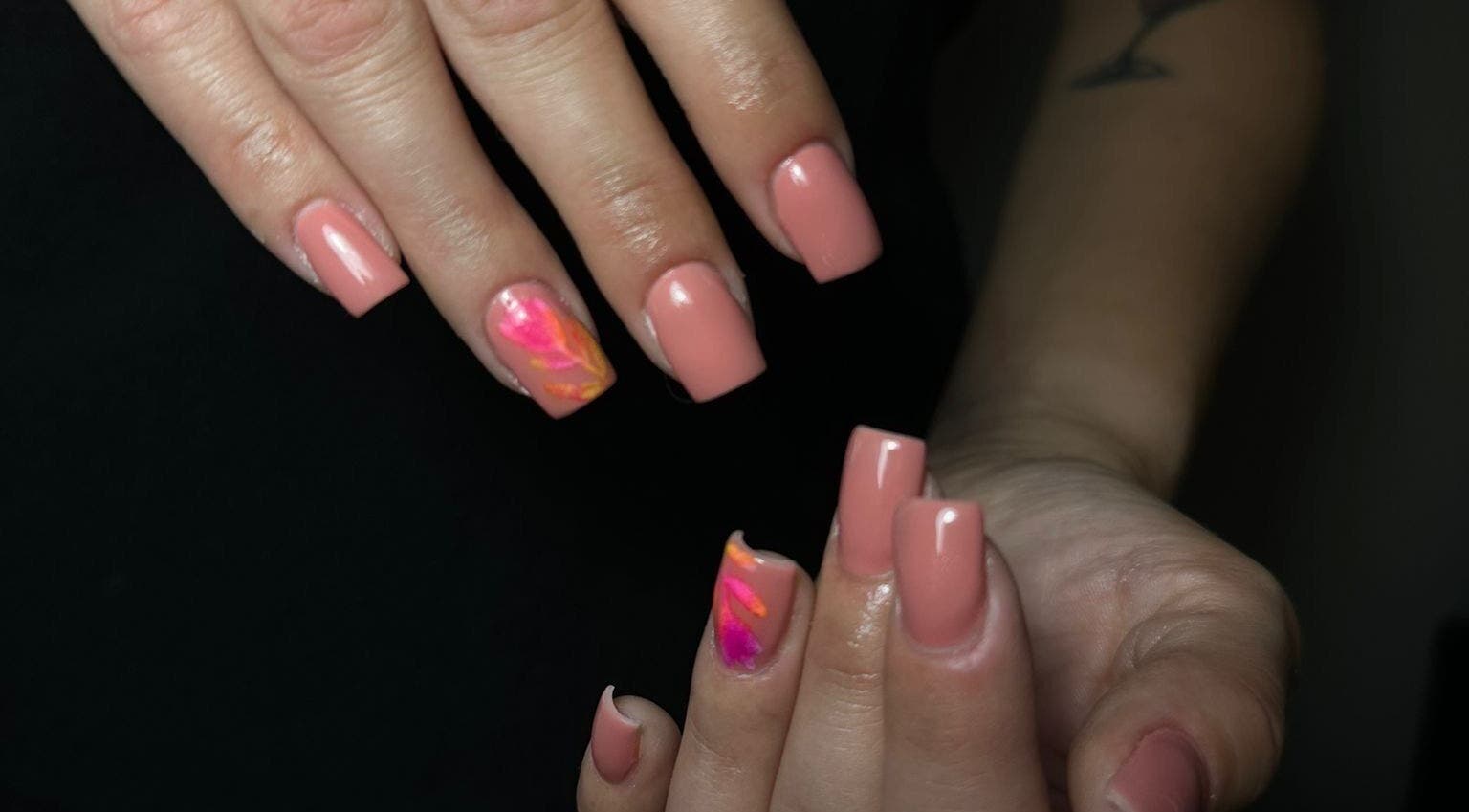 Nail art colorate presso Nails by Juls, Lido Di Ostia, Lazio, IT. Manicure moderna e raffinata.