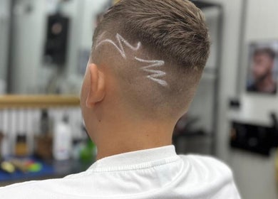 Model artistic pe părul unui client la Barber Shop DyBalaur, Măgurele, Județul Ilfov, RO.