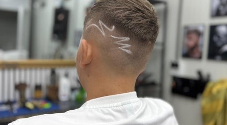 Model artistic pe părul unui client la Barber Shop DyBalaur, Măgurele, Județul Ilfov, RO.