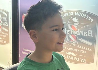 Tânăr băiat cu tunsoare proaspătă la Barber Shop DyBalaur, Măgurele, Județul Ilfov, RO.