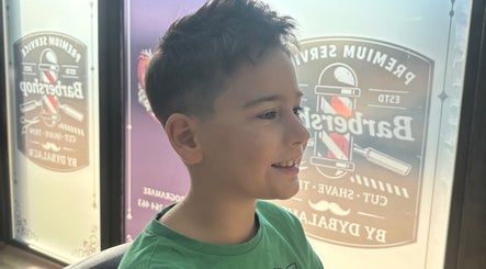 Tânăr băiat cu tunsoare proaspătă la Barber Shop DyBalaur, Măgurele, Județul Ilfov, RO.